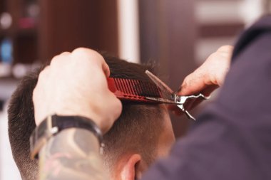 Kuaför dükkanında saç kesimi kadar makasla kapatın