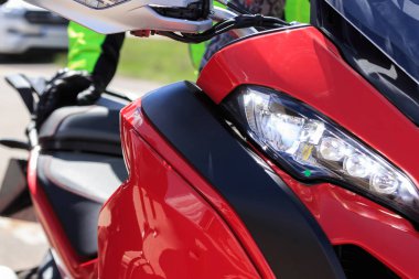 Motosiklet kolu bar anahtarları ve ayna ile yakından görmek. Motosiklet - parça parça, ışıklar, direksiyon simidi ve gaz tankı