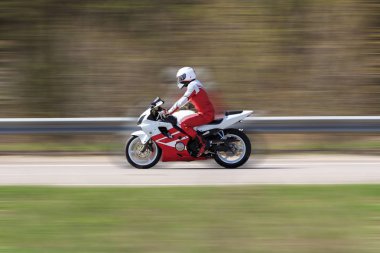 Motorcu el siyah eldiven tutun direksiyon motosiklet kapatın. yavaş hareket, hareket atış