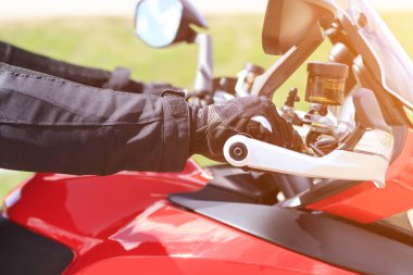 Motorcu el dayanmaktadır direksiyon motosiklet yakın çekim
