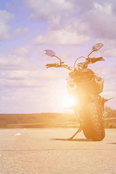 晴れた日に空の道に立っているオートバイのレーシング ブラック. — ストック写真