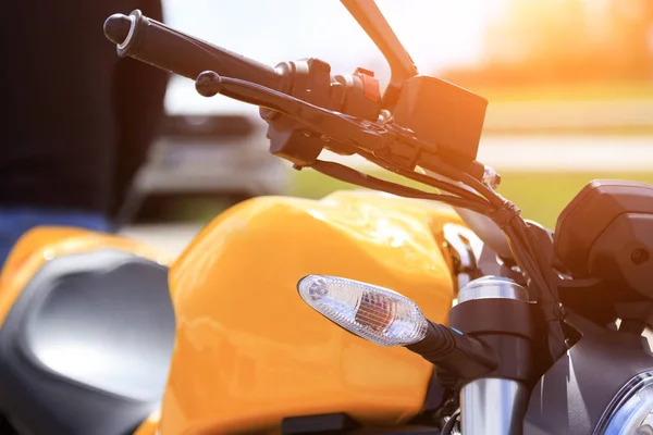 Vista de cerca de la barra de la manija de la motocicleta con interruptores y espejo. Motocicleta - trituradora de piezas, luces, volante y tanque de gas — Foto de Stock