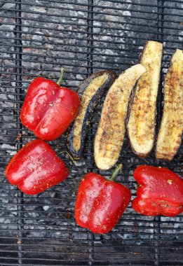 Yakın çekim kırmızı biber ve patlıcan dilim ızgara. Açık ateş mutfak. Barbekü Restoran. Barbekü şömine üzerinde ızgara kırmızı biber