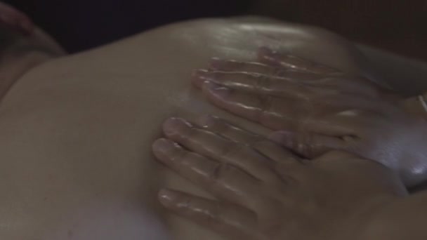 Jeune homme détendu au spa Homme ayant un massage du dos 