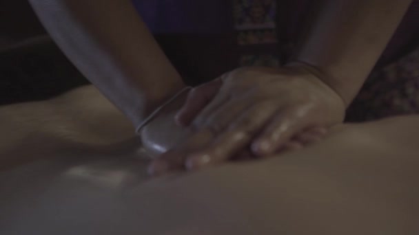 Giovane uomo rilassato in spa Uomo con un massaggio alla schiena — Video Stock