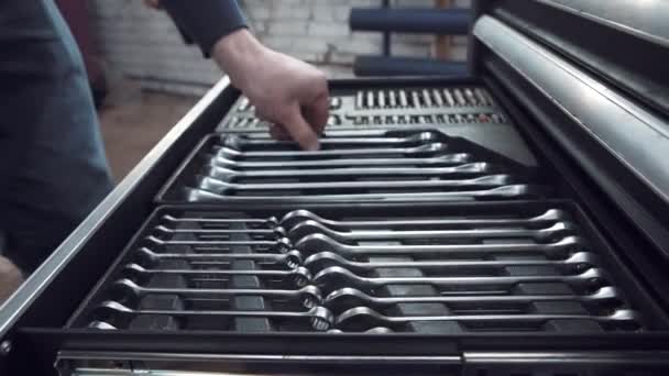 Szerszámkészlet javítás az autószervizben - szerelő kezek, közelről — Stock videók