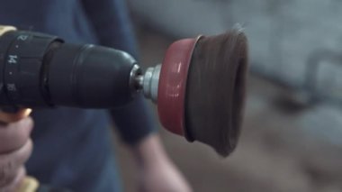 Elinde elektrikli tornavida