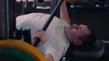 Atletik erkek bir halter ile pratik