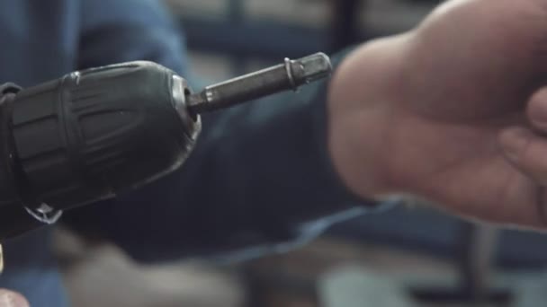 Electric screwdriver in his hand — Stock Video