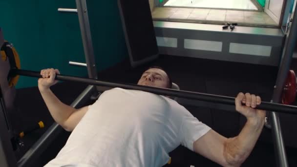 Atletisk man tränar med en skivstång — Stockvideo