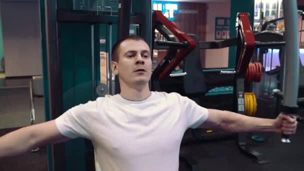 Jeune homme s'entraînant dans la salle de gym — Video