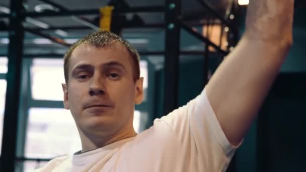 Hombre de fitness haciendo un entrenamiento con pesas levantando pesadas pesas. Atleta Yong haciendo columpios de kettlebell. Levantamiento de pesas kettlebell — Vídeos de Stock