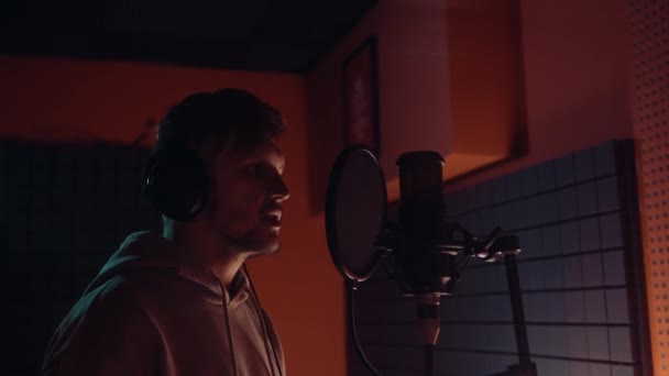 Cantante in studio di registrazione — Video Stock