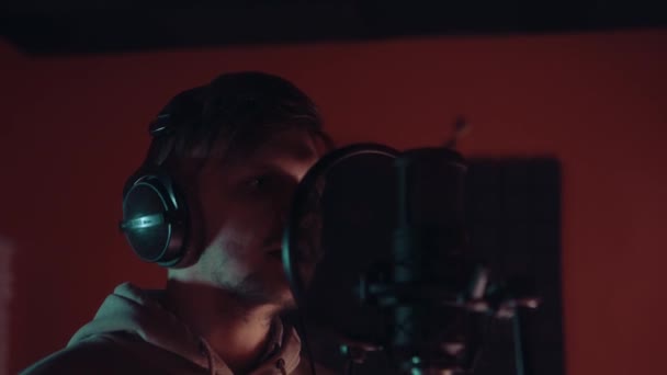 Chanteur au studio d'enregistrement — Video