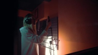 güzel kız mikrofona şarkı