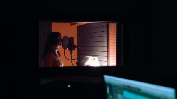 Kulaklık batıp kayıt stüdyosu mikrofona güzel genç beyaz kız — Stok video