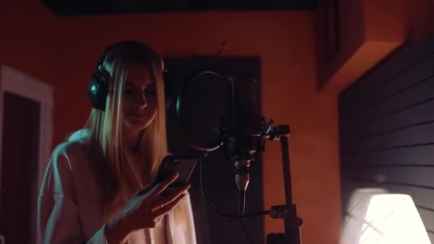 Bella ragazza che canta in un microfono — Video Stock