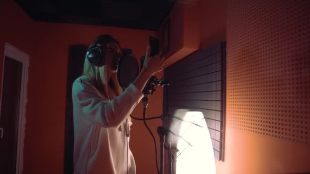 Belle fille chantant dans un microphone — Video