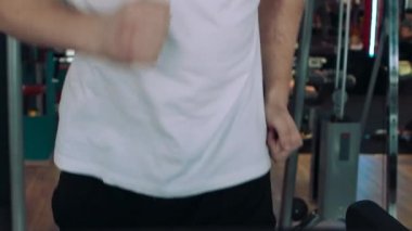 Fitness Club dövmeli genç mutlu yakışıklı adam. Kardiyo egzersiz, koşu bandı üzerinde çalışan. Sağlıklı yaşam, spor salonunda eğitim adam. Parlama efekti