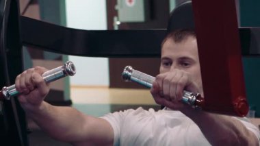 genç adam bir egzersiz odasında devreye girer
