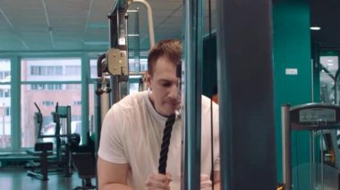 Fitness adam ağır kettlebell kaldırarak bir ağırlık çalışması yapıyor. Yong atlet kettlebell yapıyor salıncaklar. Vücut geliştirmeci kaldırma kettlebell
