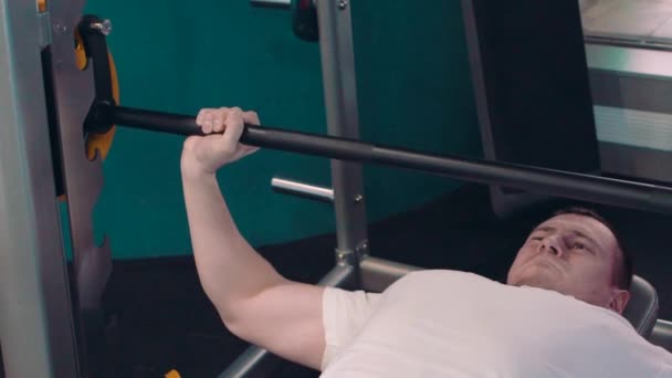 Un jeune athlète est engagé sur le simulateur dans la salle de sport — Video