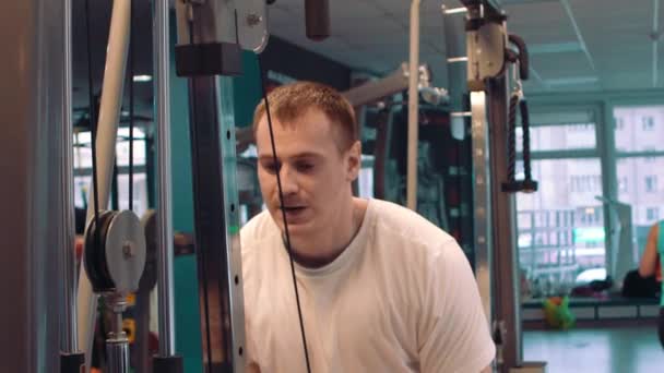 Homem de fitness fazendo um treinamento de peso levantando kettlebell pesado. Yong atleta fazendo balanços kettlebell. Fisiculturista levantando kettlebell — Vídeo de Stock