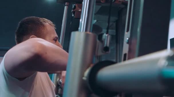 Fitness adam ağır kettlebell kaldırarak bir ağırlık çalışması yapıyor. Yong atlet kettlebell yapıyor salıncaklar. Vücut geliştirmeci kaldırma kettlebell — Stok video