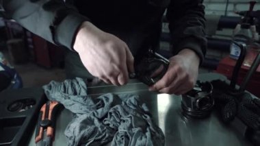 Araç otomatik Servisi - metal konstrüksiyon ile bir Daire Testere Bileme çalışan