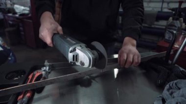 Araç otomatik Servisi - metal konstrüksiyon ile bir Daire Testere Bileme çalışan