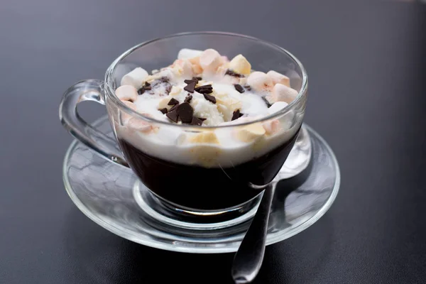 Chocolat chaud avec crème glacée et guimauve — Photo