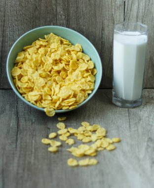 bir tabak ve bardak süt Flakes