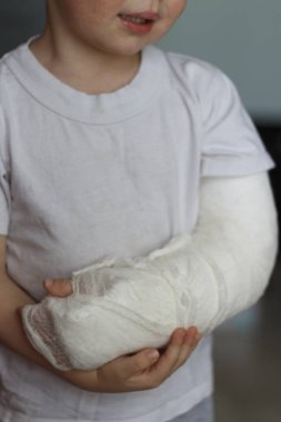 kırık bir çocuğun kolunun acıdığını