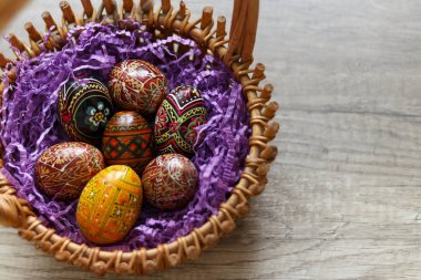 sepet içinde boyalı yumurta