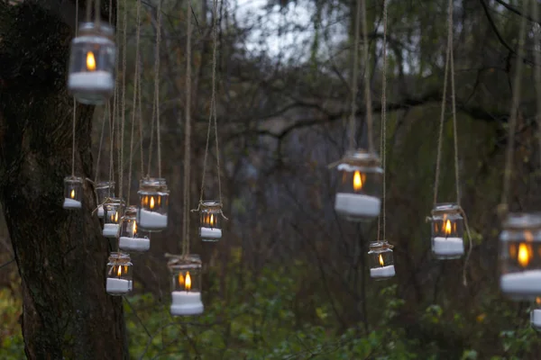 Velas decoradas penduradas na floresta — Fotografia de Stock