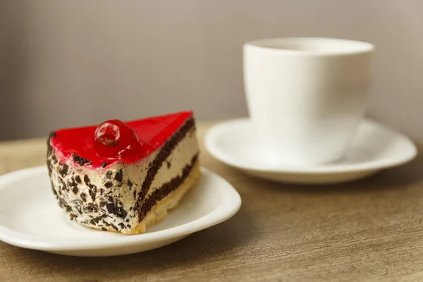 A piece of cake lies on a plate — Stock Photo, Image
