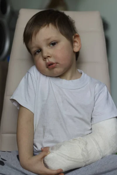 Egy sérült fiú karját — Stock Fotó
