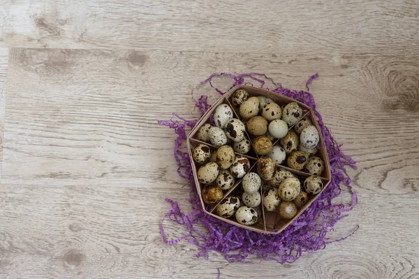 메 추 라 기 계란 바구니에 보라색 장식 스탠드 — 스톡 사진