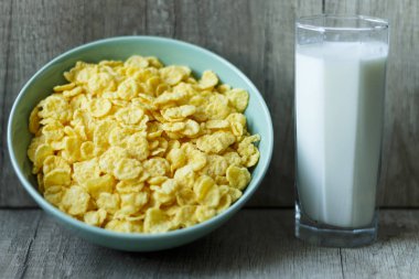 bir tabak ve bardak süt Flakes
