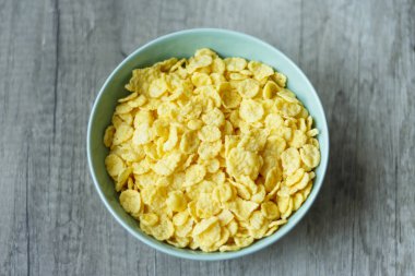 Pul yalan ahşap bir masa üzerinde duran bir yeşil plaka üzerinde kırmak