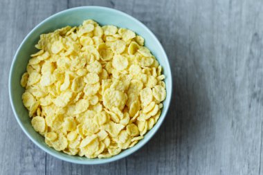 Pul yalan ahşap bir masa üzerinde duran bir yeşil plaka üzerinde kırmak