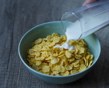 cam yeşil bir tabak bir tabak pul sütte o s dökün.