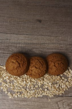 Üç yulaf ezmeli kurabiye siyah bir plaka üzerinde yalan