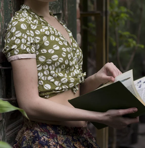 Девушка с книгой стоит в конвойном — стоковое фото