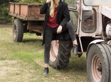 Kız traktör duruyor