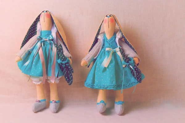 Iki oyuncak tavşan elbiseler, Paskalya — Stok fotoğraf