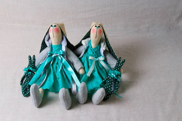 Two toy rabbits in dresses, easter — Stock Photo, Image