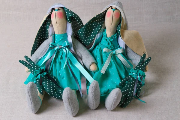 Dois coelhos de brinquedo em vestidos, Páscoa — Fotografia de Stock
