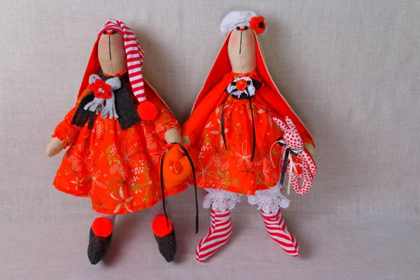 Dos conejos de juguete en vestidos, pascua — Foto de Stock