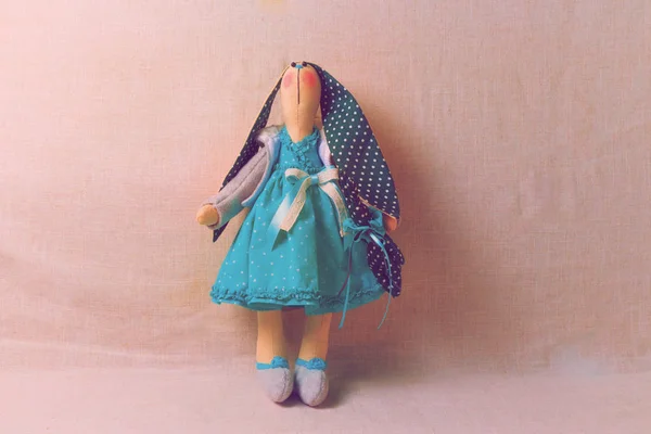 Coelho de brinquedo em vestido verde, Páscoa — Fotografia de Stock